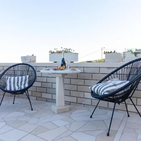 Andro - Three Bedroom With Terrace And Sea View * Selca (Brac)